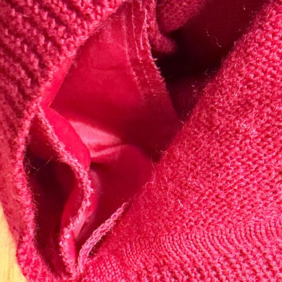 Pregiato Soft Red Knit Sweater Embroidered Rural Farm Scene Cottage Granny S/M - Picture 8 of 10